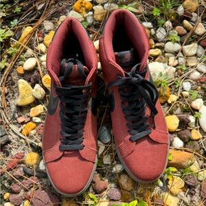 Men’s Nike SB Zoom Blazer Mid Burgundy Crush / Black in Color